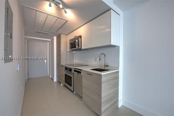 Condo — 1300 Brickell Bay Dr #2313, Miami, FL 33131