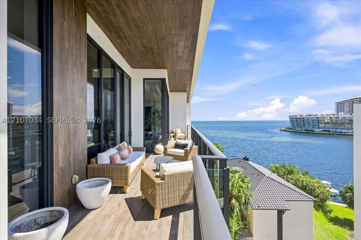 4+1 Condo — 3581 Glencoe St #605, Coconut Grove, FL 33133