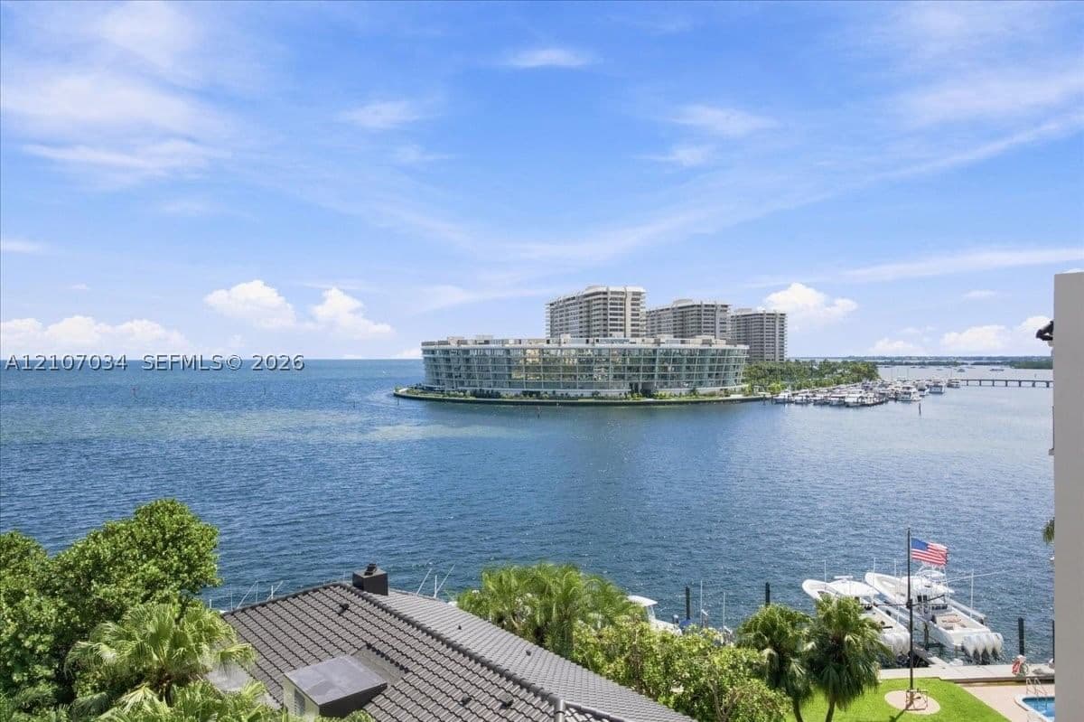 4+1 Condo — 3581 Glencoe St #605, Coconut Grove, FL 33133