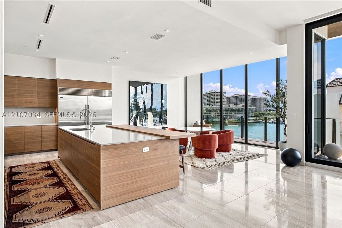 4+1 Condo — 3581 Glencoe St #605, Coconut Grove, FL 33133