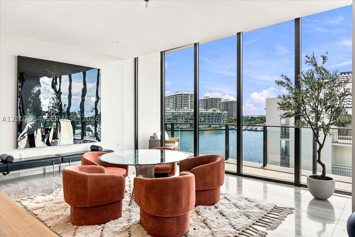 4+1 Condo — 3581 Glencoe St #605, Coconut Grove, FL 33133