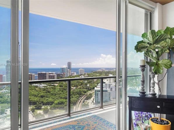 2-bedroom Condo — 79 SW 12th St #Penthouse 3904s, Miami, FL 33130