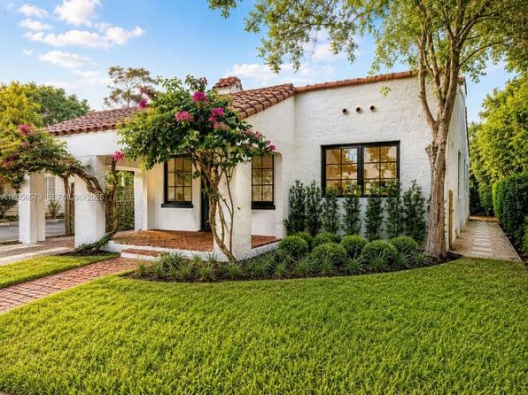 2-bedroom Single-Family Home — 1213 Aguila Ave, Coral Gables, FL 33134