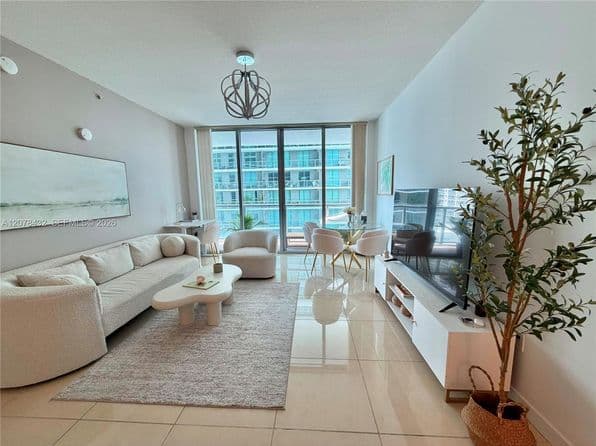 1+1 Condo — 1111 SW 1st Ave APT 2215, Miami, FL 33130