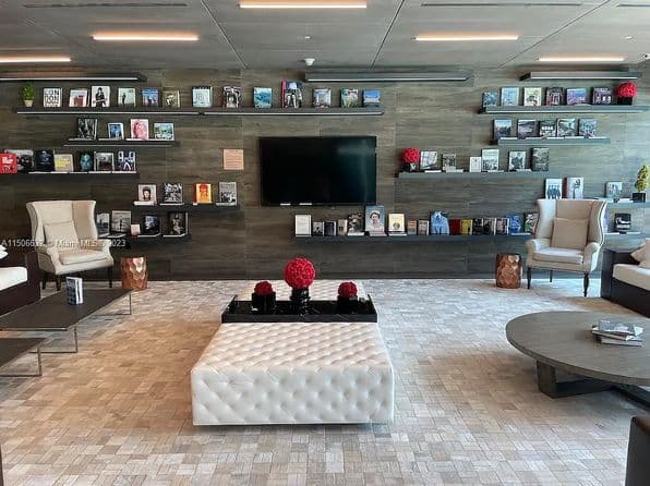 1-bedroom Building — For Rent, Miami 33131