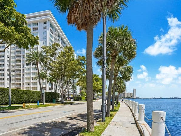 2-bedroom Condo — 1420 Brickell Bay Dr APT 206D, Miami, FL 33131