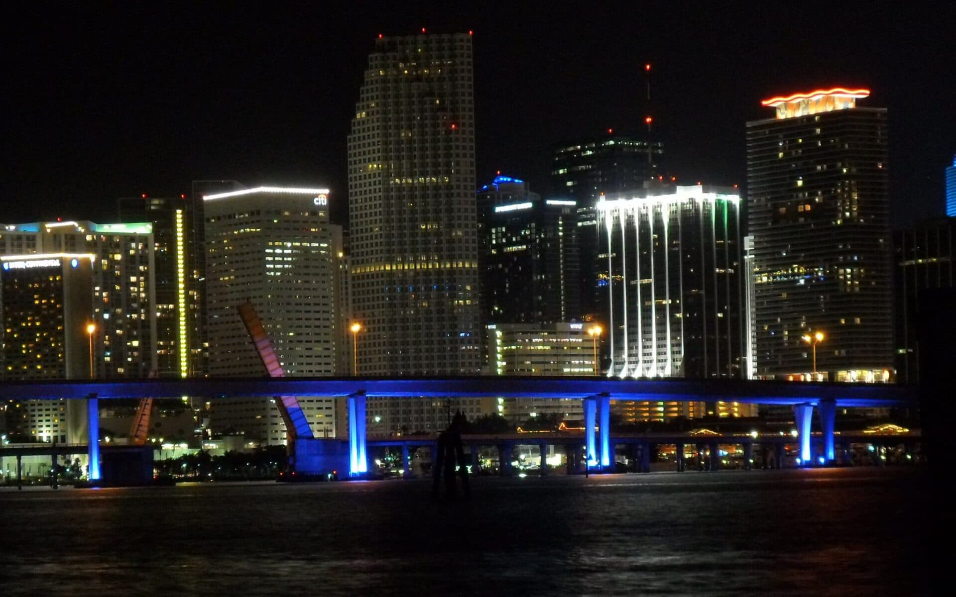 Downtown Miami gece skyline, Watson Adası’ndan