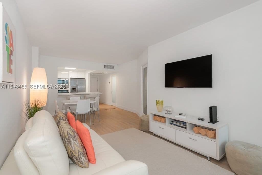 1-bedroom Condo — 2301 Collins Ave #927, Miami Beach, FL 33139