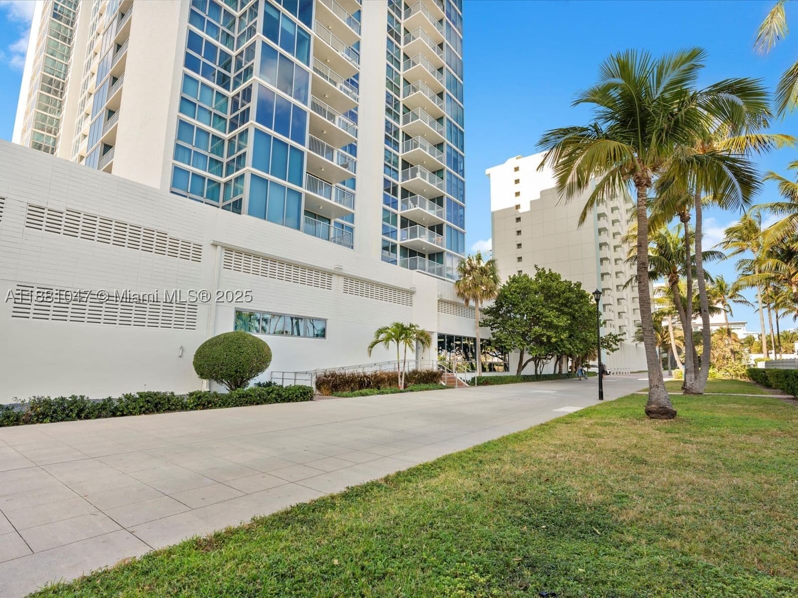 2+1 Condo — 2655 Collins Ave #510, Miami Beach, FL 33140