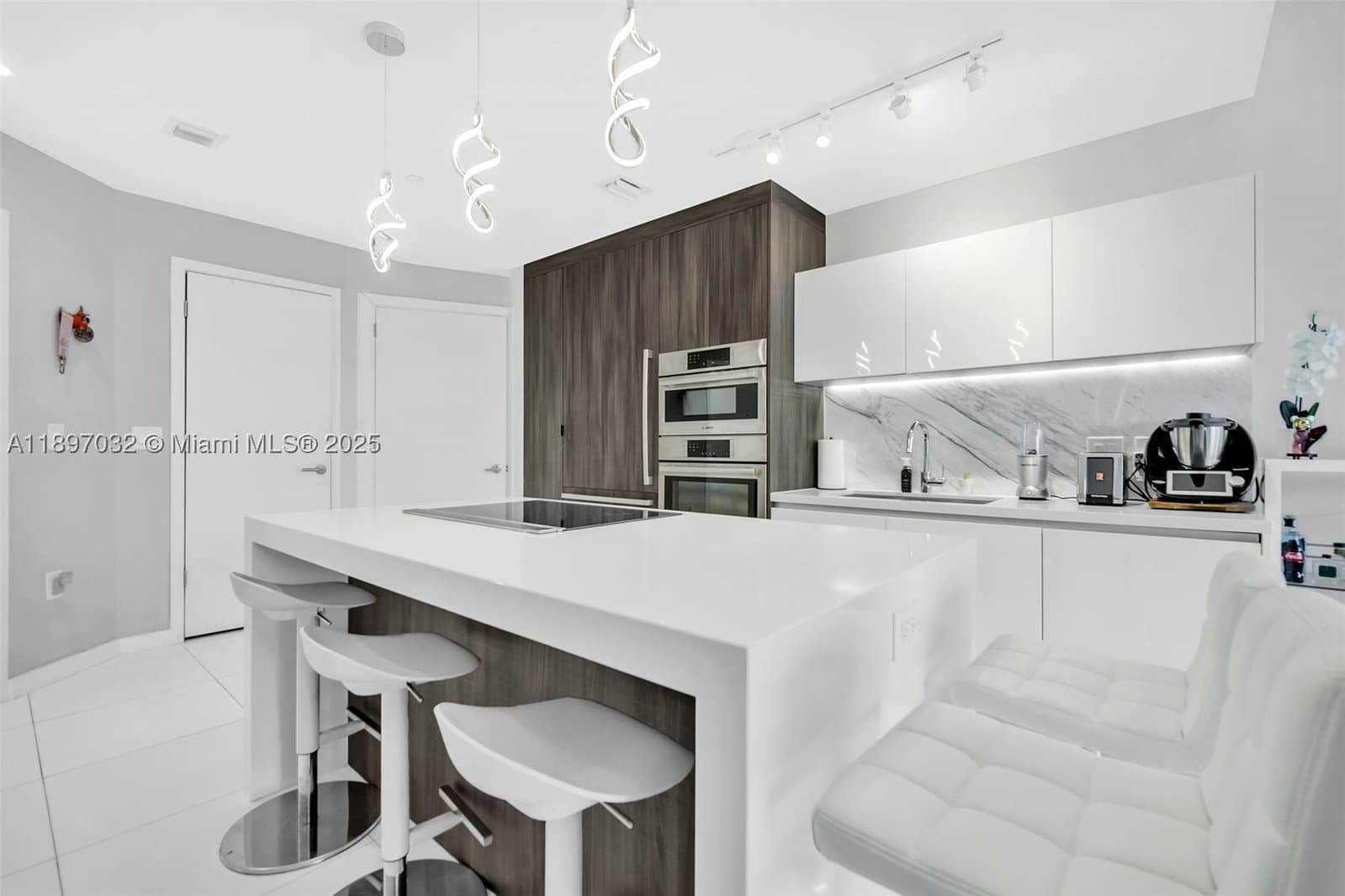 2+1 Condo — 851 1st Ave #806, Miami, FL 33132
