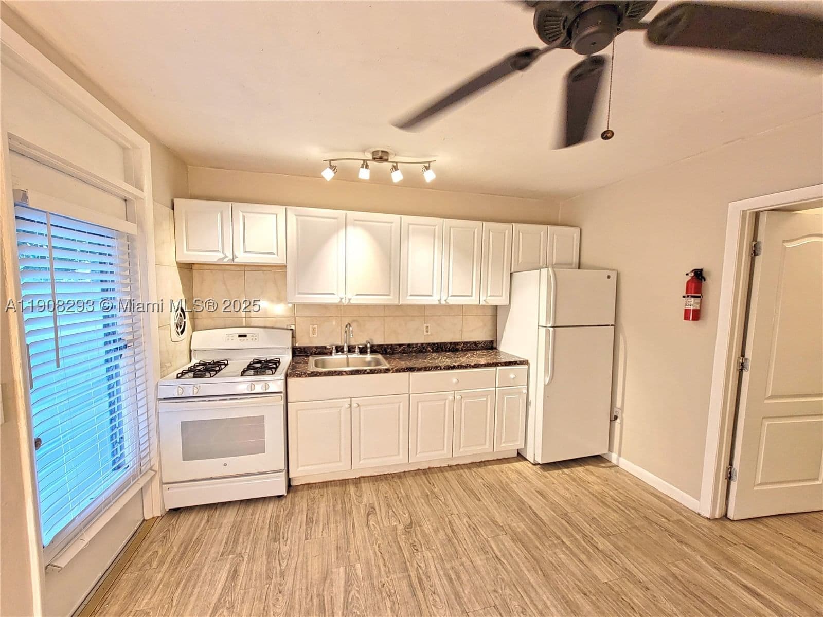 Condo — 441 Collins Ave #12A, Miami Beach, FL 33139