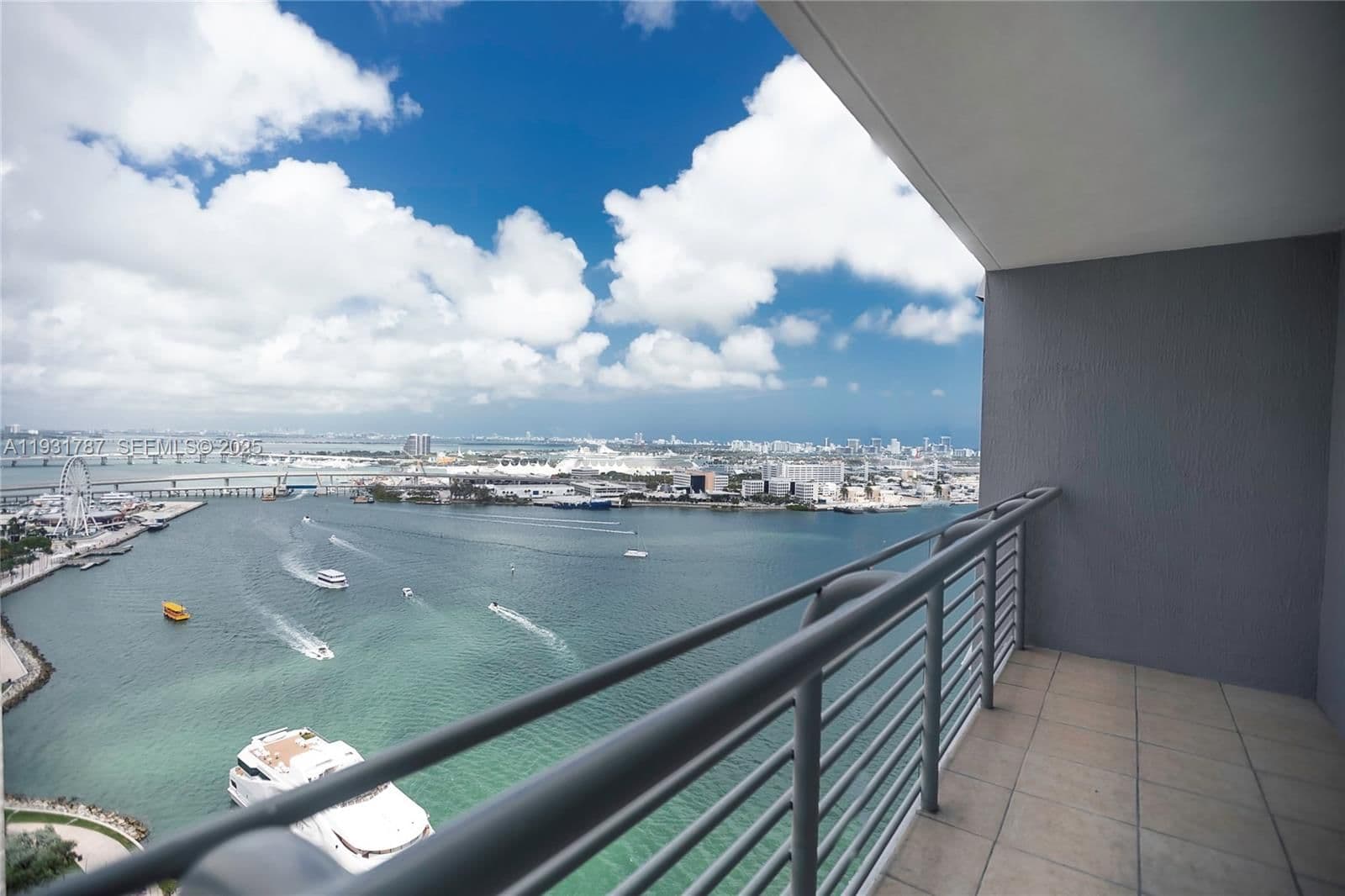 1+1 Condo — 335 Biscayne Blvd #2710, Miami, FL 33131