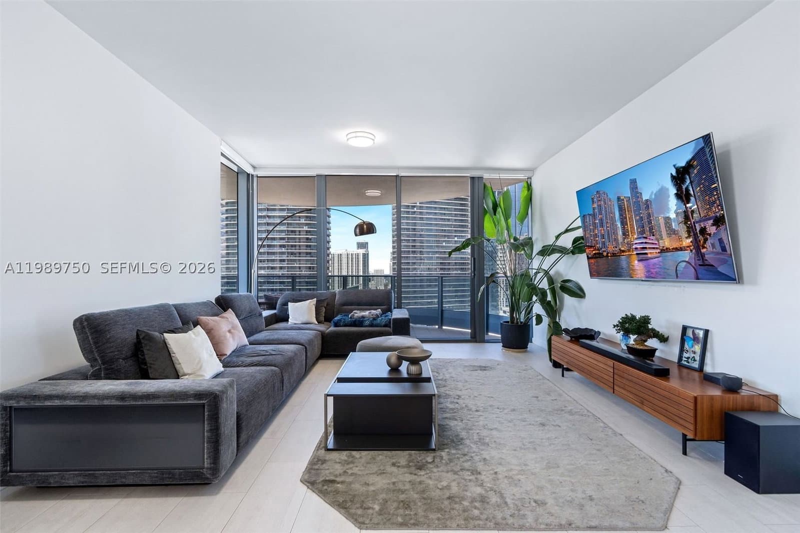 2+1 Condo — 1000 Brickell Plz #2812, Miami, FL 33131