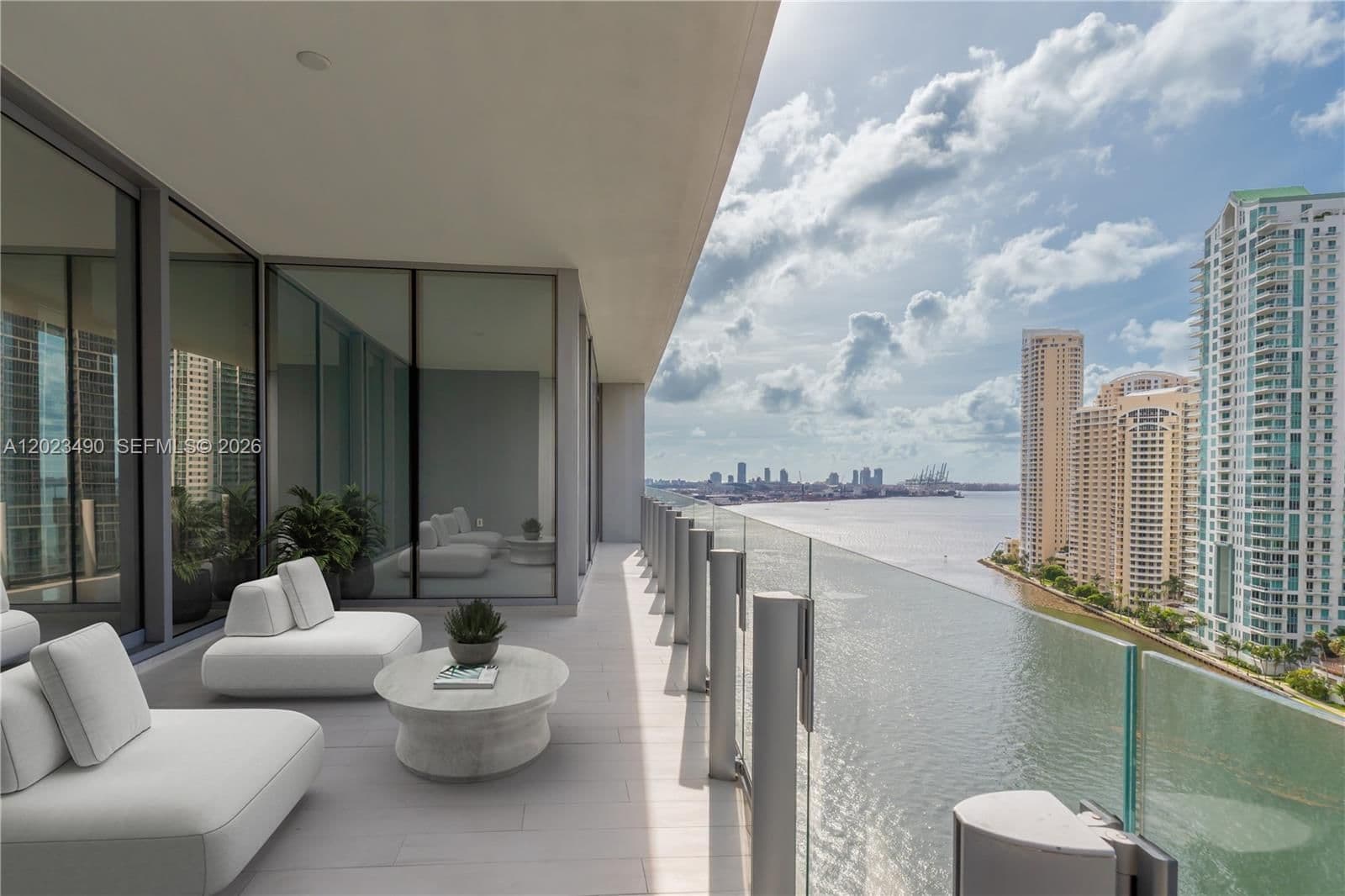 4+1 Condo — 300 Biscayne Blvd Way #1704, Miami, FL 33131