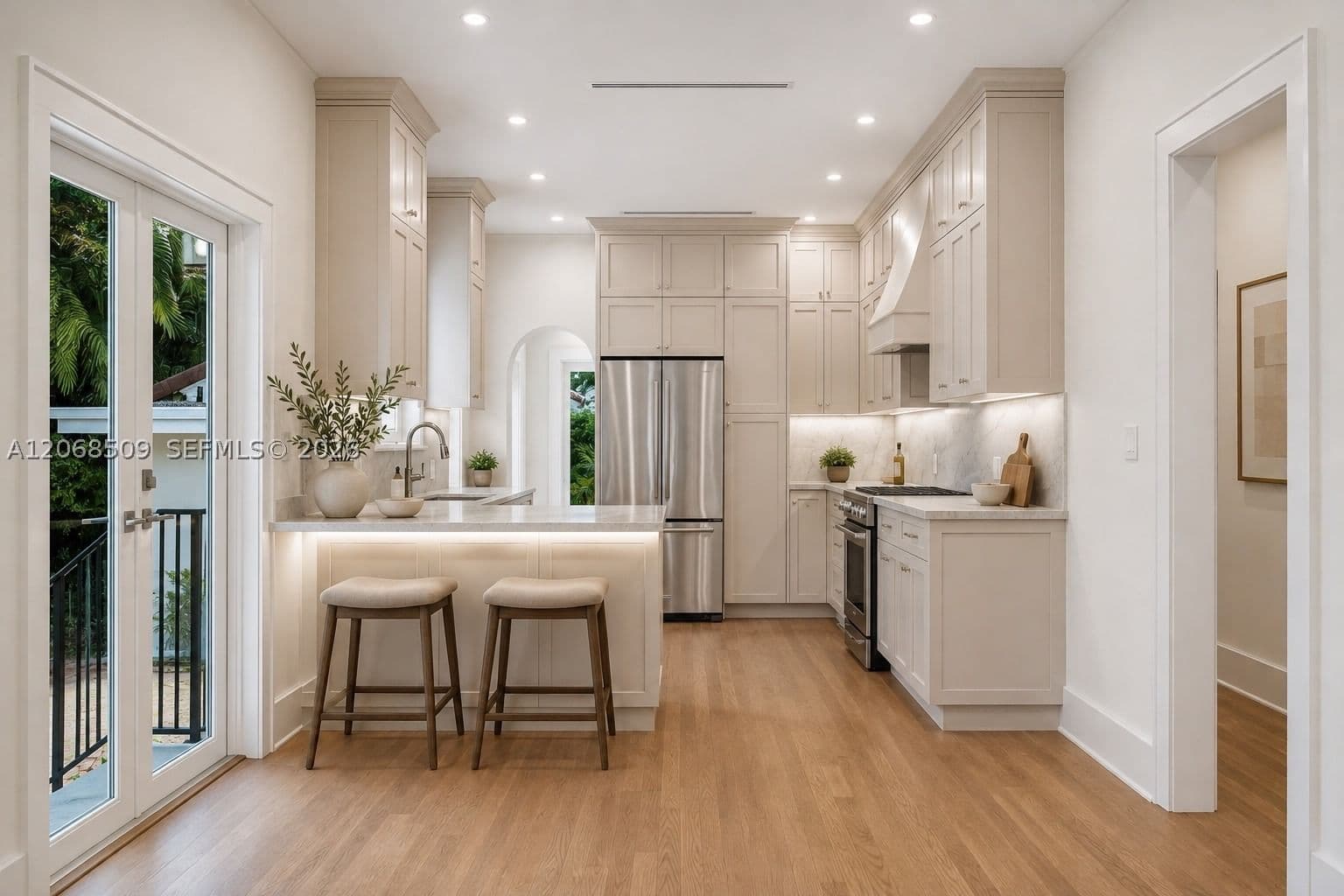 4+1 Müstakil ev — 829 Genoa St, Coral Gables, FL 33134