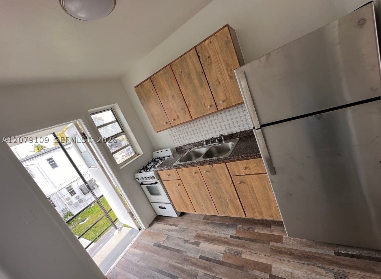2+1 Mülk — 10015 7 Ct #3-C, Miami, FL 33150