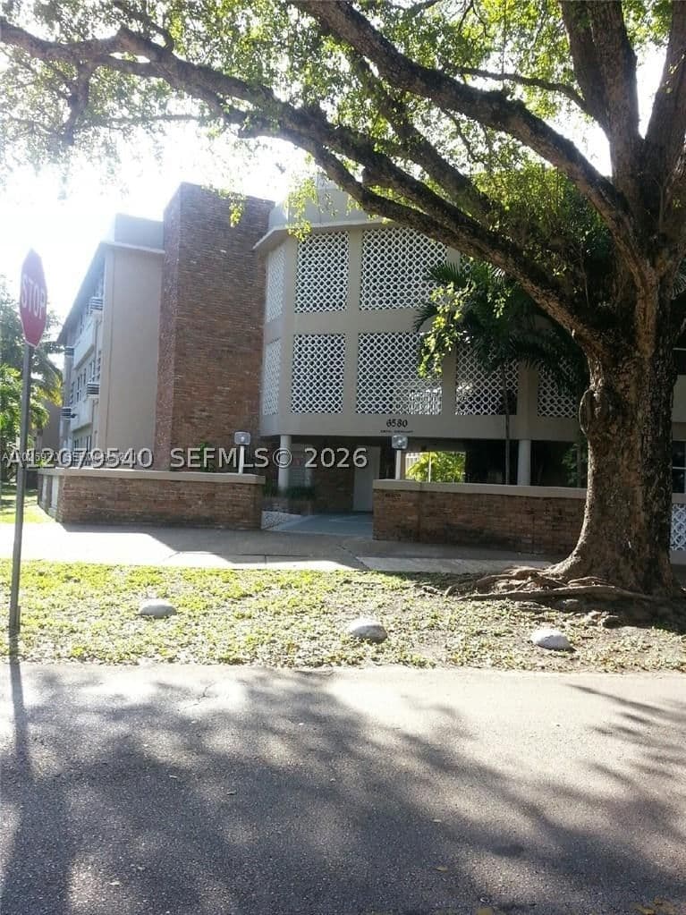 2+1 Condo — 6580 Santona St #A3, Coral Gables, FL 33146