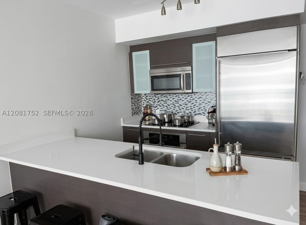 1+1 Condo — 500 Brickell Ave #1806, Miami, FL 33131