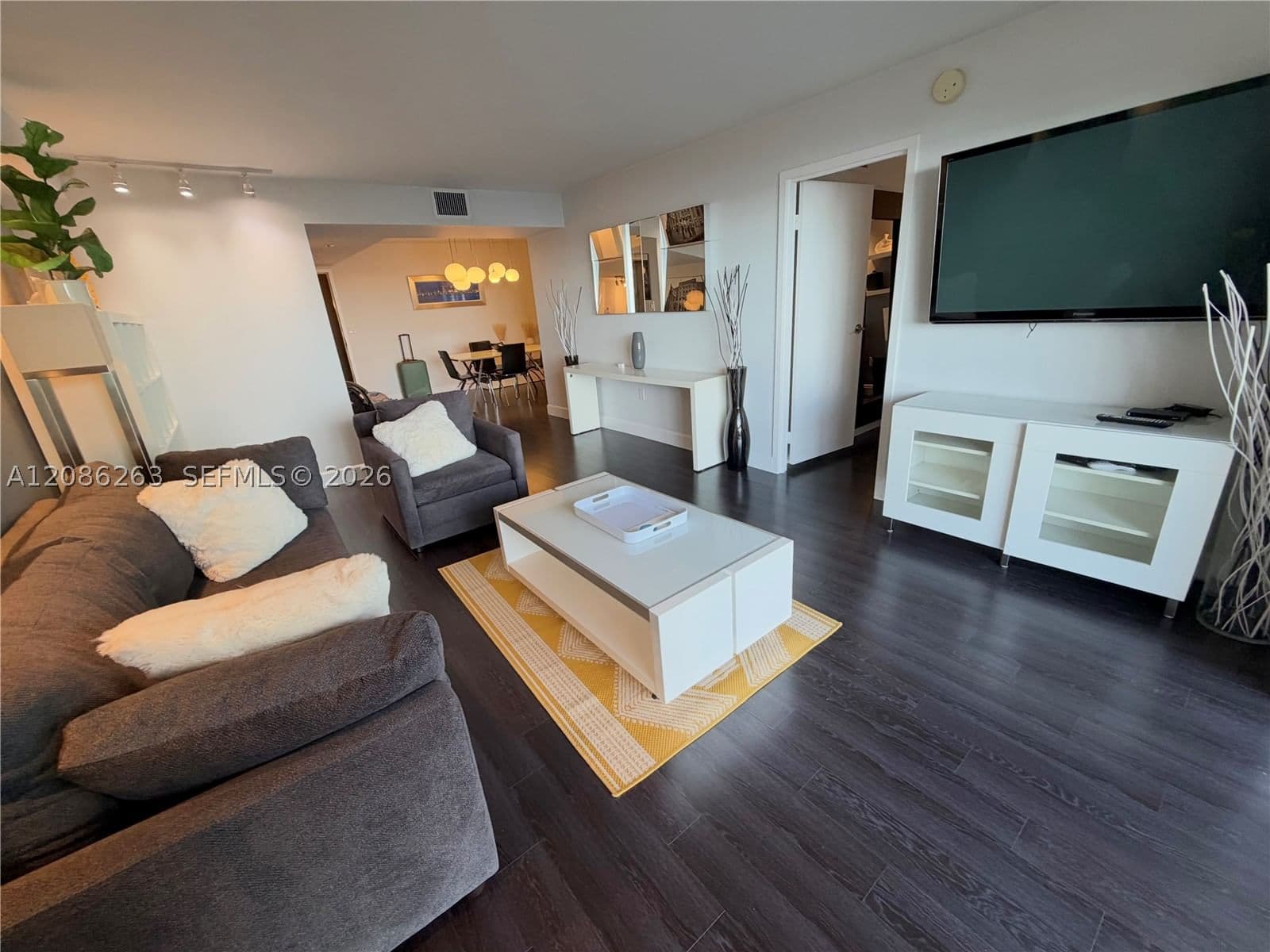 1-bedroom Condo — 2333 Brickell Ave #409, Miami, FL 33129