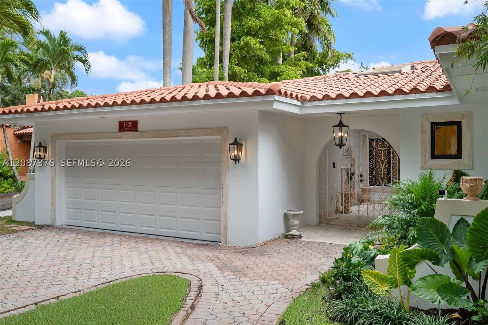 4+1 Müstakil ev — 1320 Alhambra Cir, Coral Gables, FL 33134