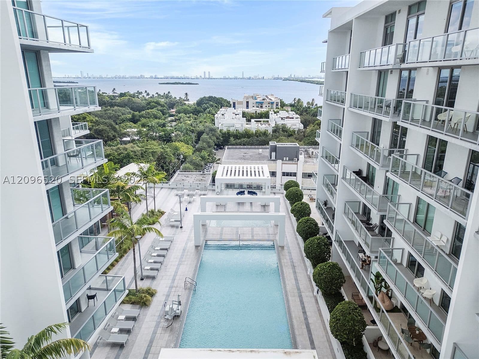Quadro Condo, Edgewater
