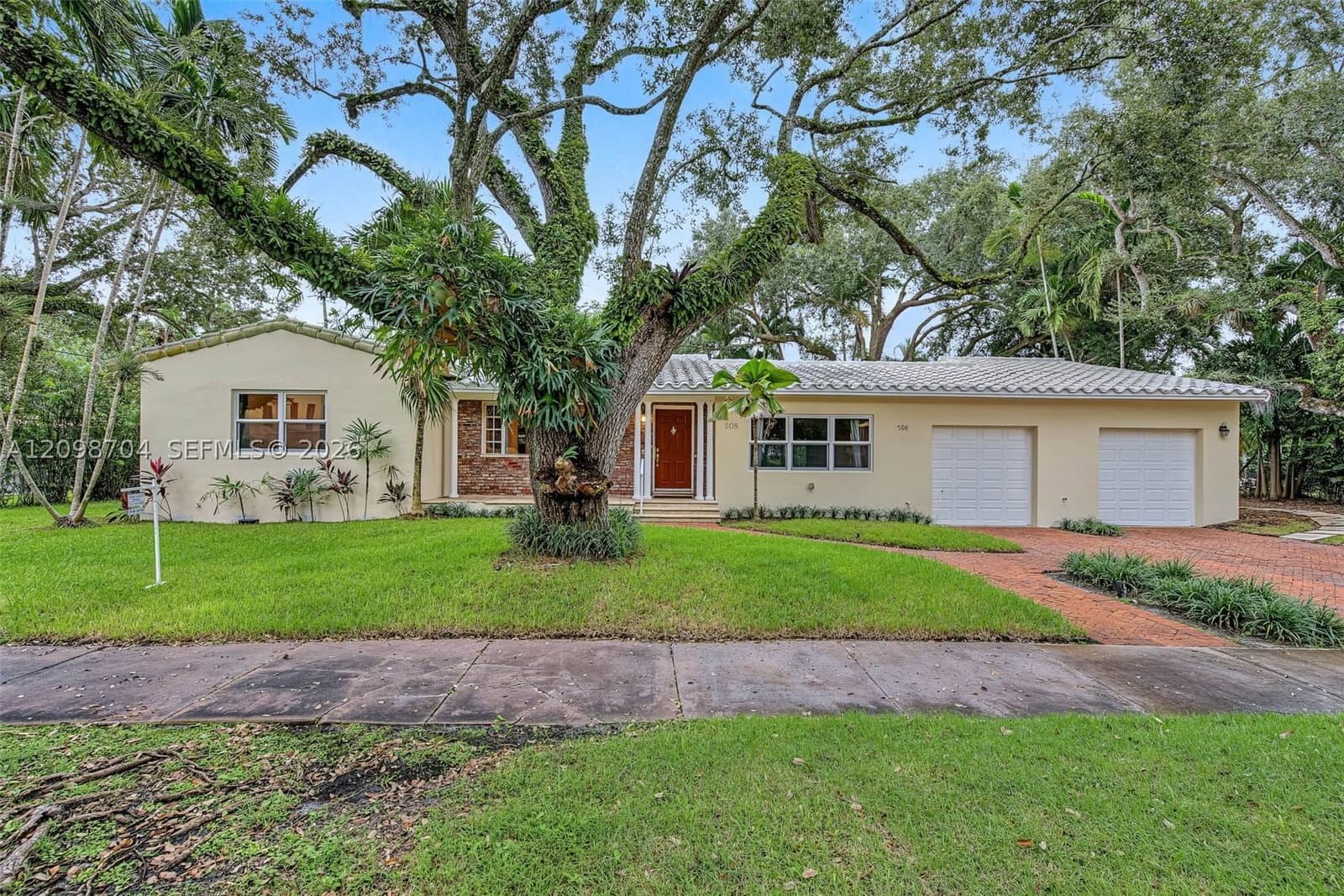 4+1 Müstakil ev — 508 Castania Ave, Coral Gables, FL 33146
