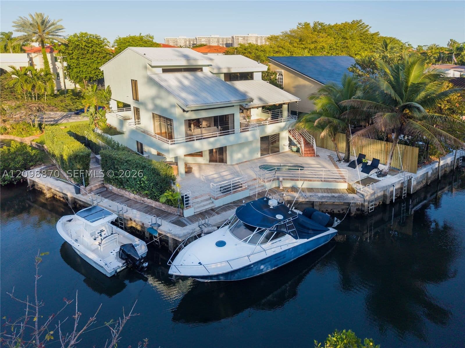 4+1 Müstakil ev — 3520 Rockerman Rd, Miami, FL 33133