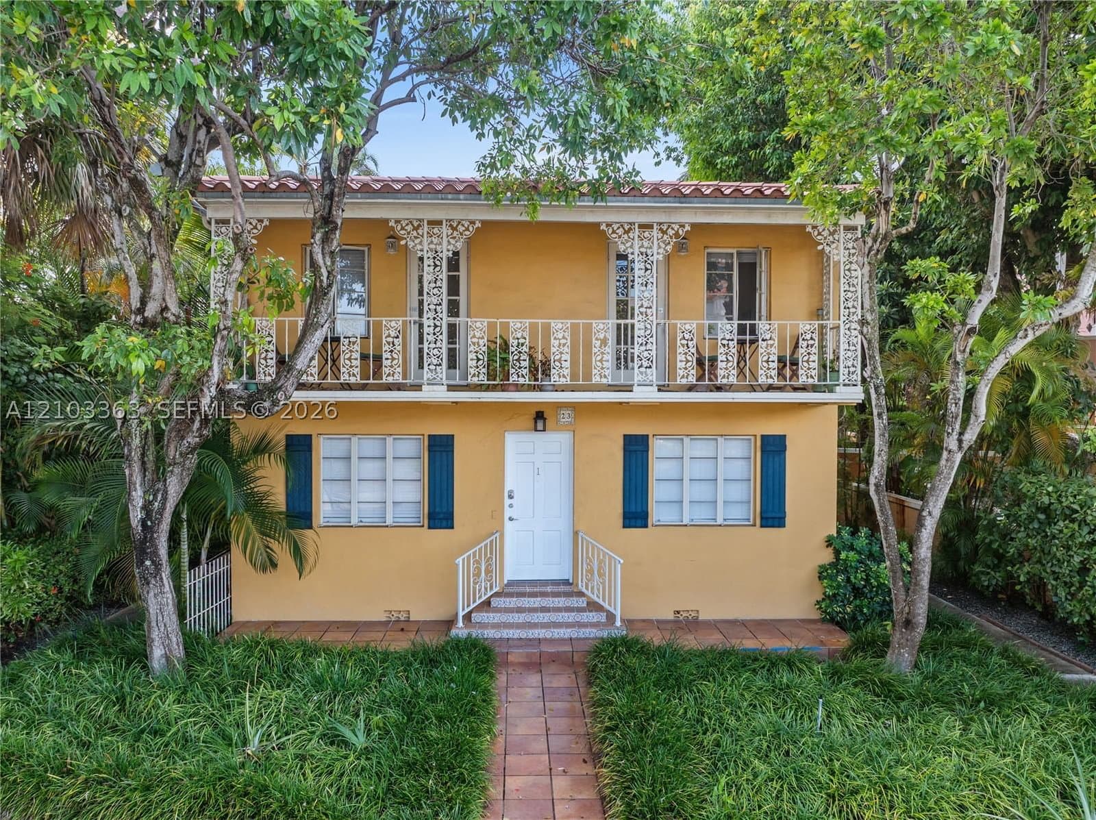 8-bedroom Single-Family Home — 23 Majorca Ave, Coral Gables, FL 33134