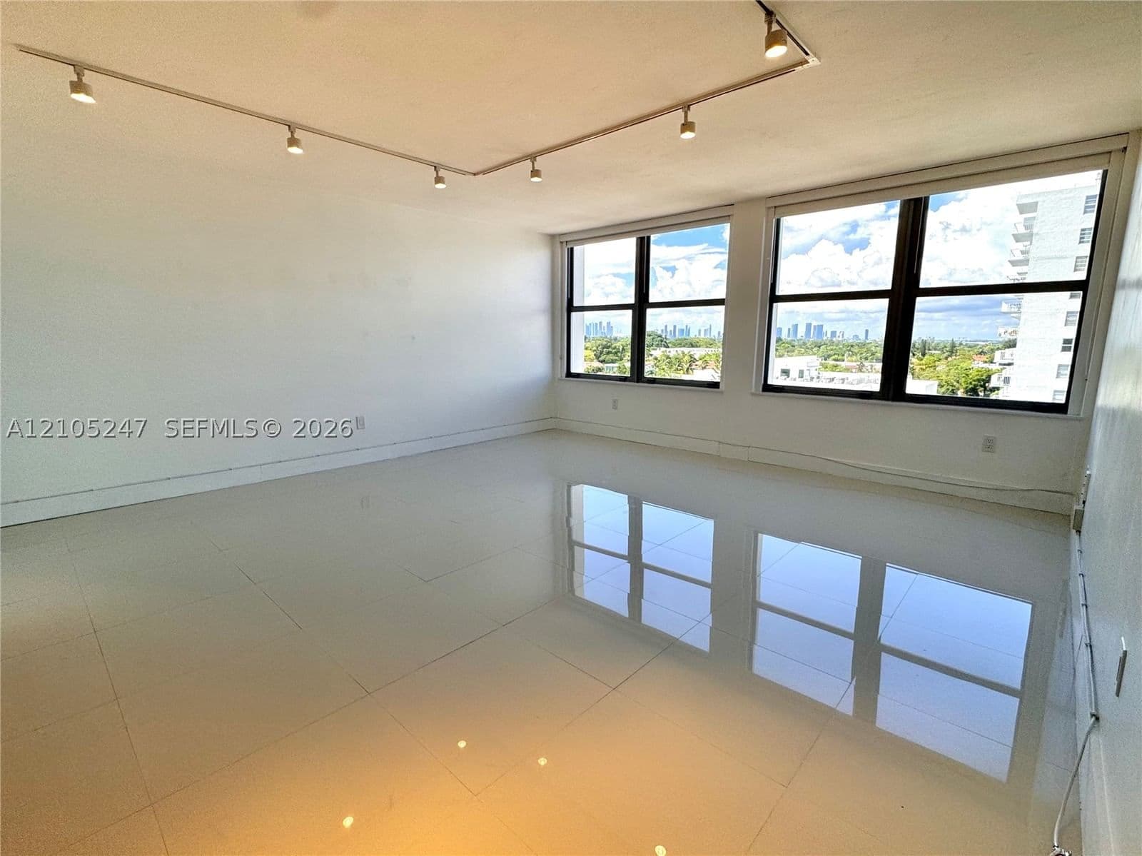 Condo — 2899 Collins Ave #904, Miami Beach, FL 33140