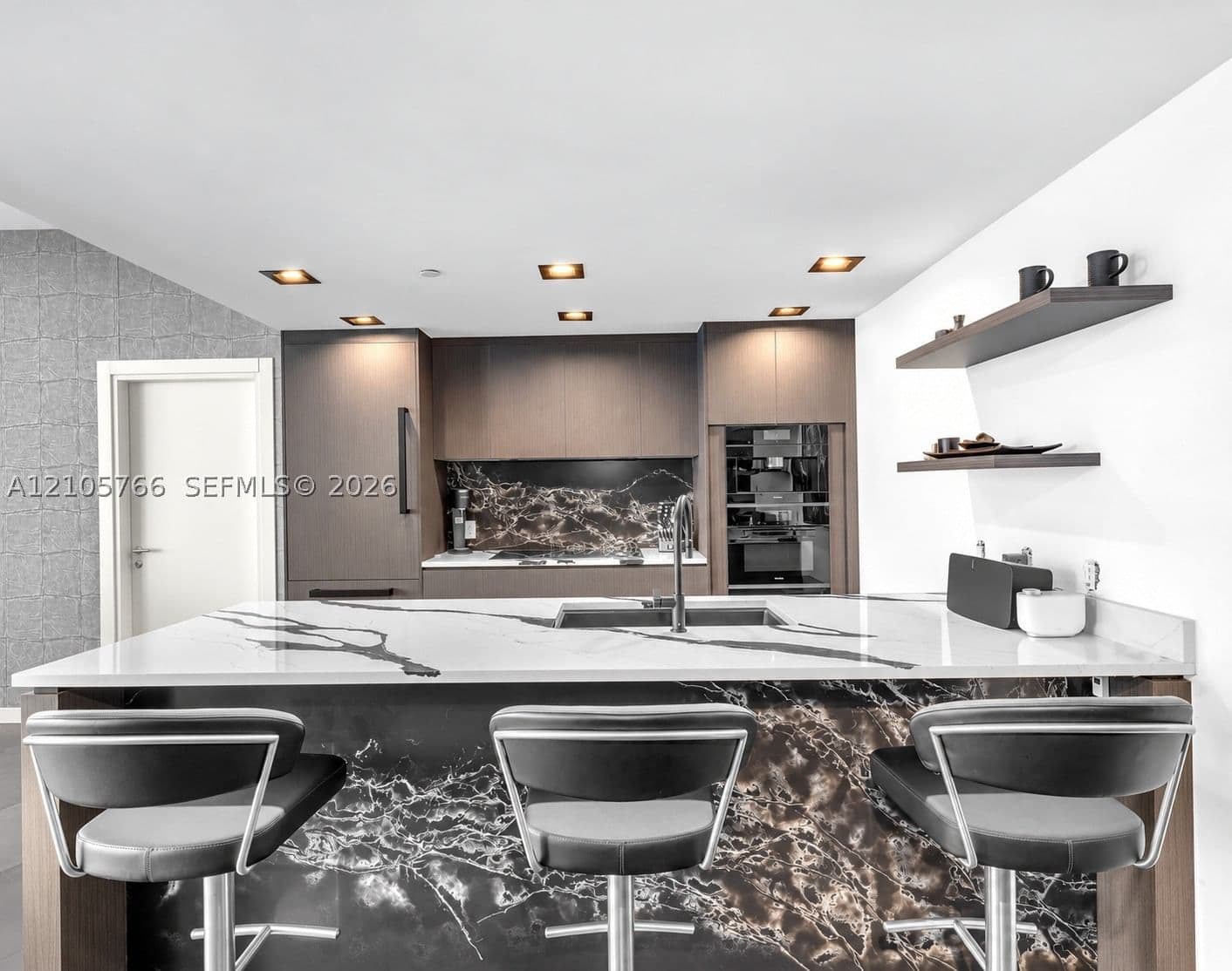 EPIC WEST CONDO — ilan fotoğrafı