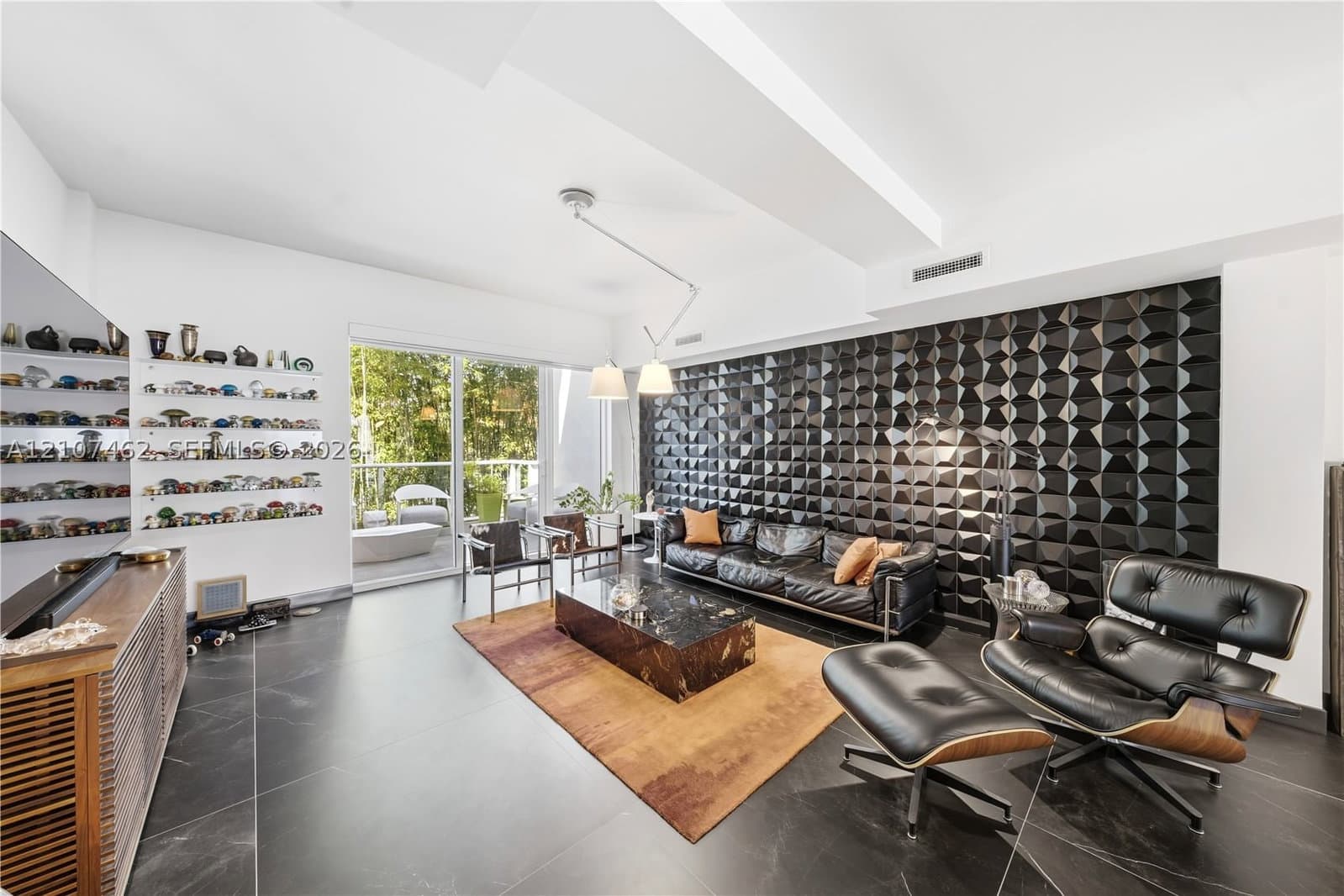ONE BAY CONDO — ilan fotoğrafı