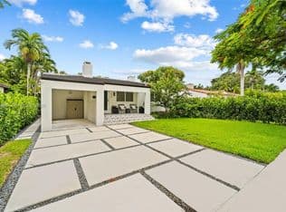 2-bedroom Single-Family Home — 829 Granada Groves Ct, Coral Gables, 33134
