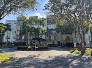 3-bedroom Condo — 14250 SW 62nd St APT 520, Miami, 33183